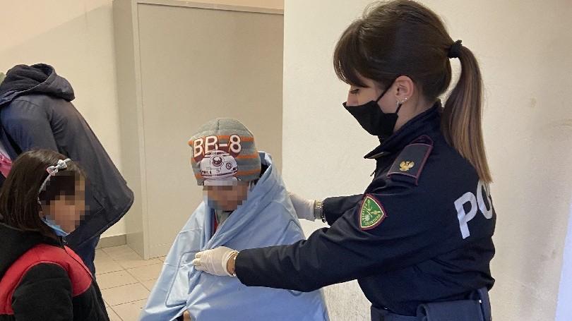 Immagine per Rotta balcanica, famiglia con tre bambini piccoli soccorsa a Gorizia